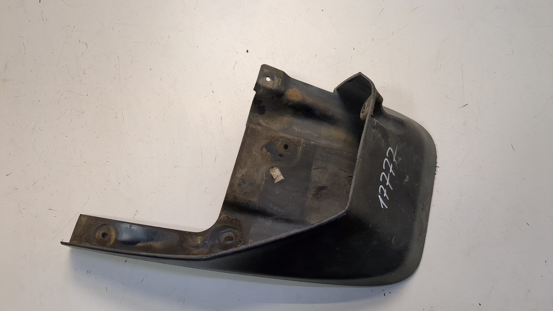 Брызговик передний левый