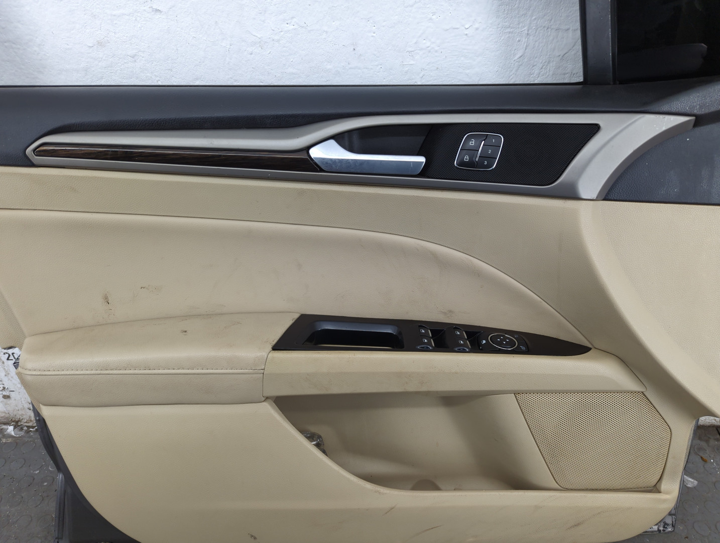 Дверь передняя левая