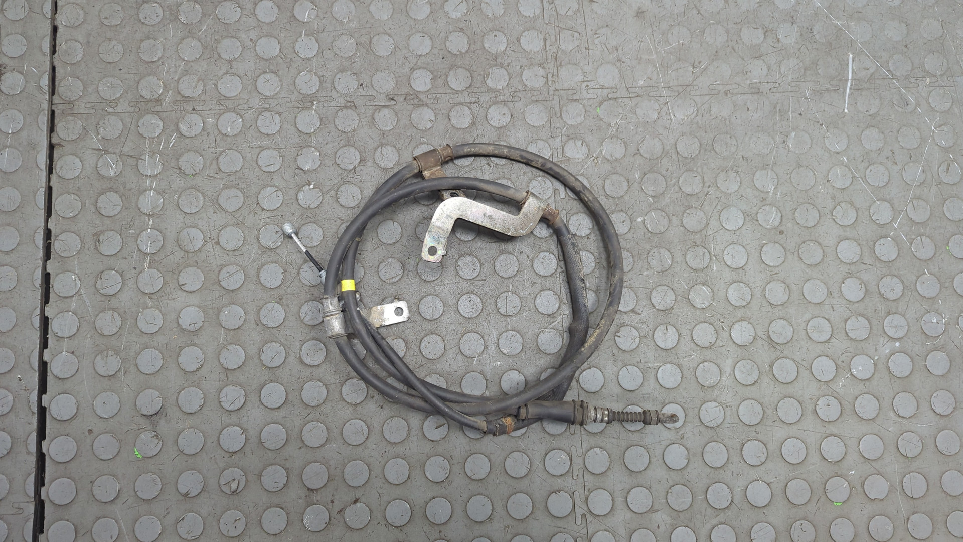 Трос стояночного тормоза