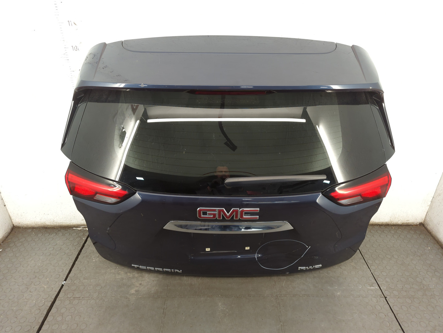 Дверь багажника