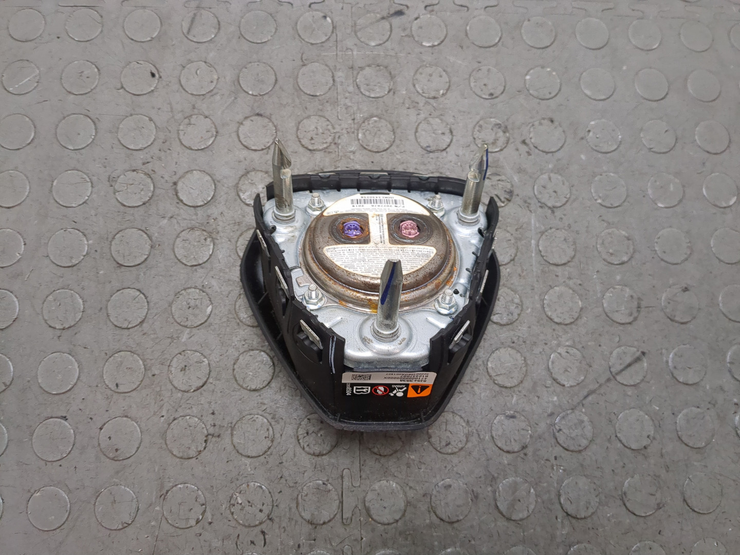 Подушка безопасности в рулевое колесо