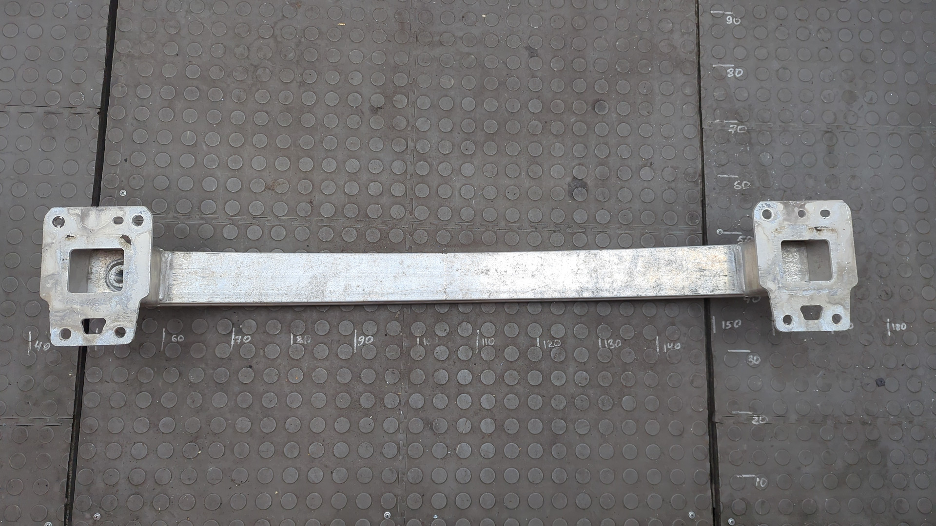 Усилитель переднего бампера