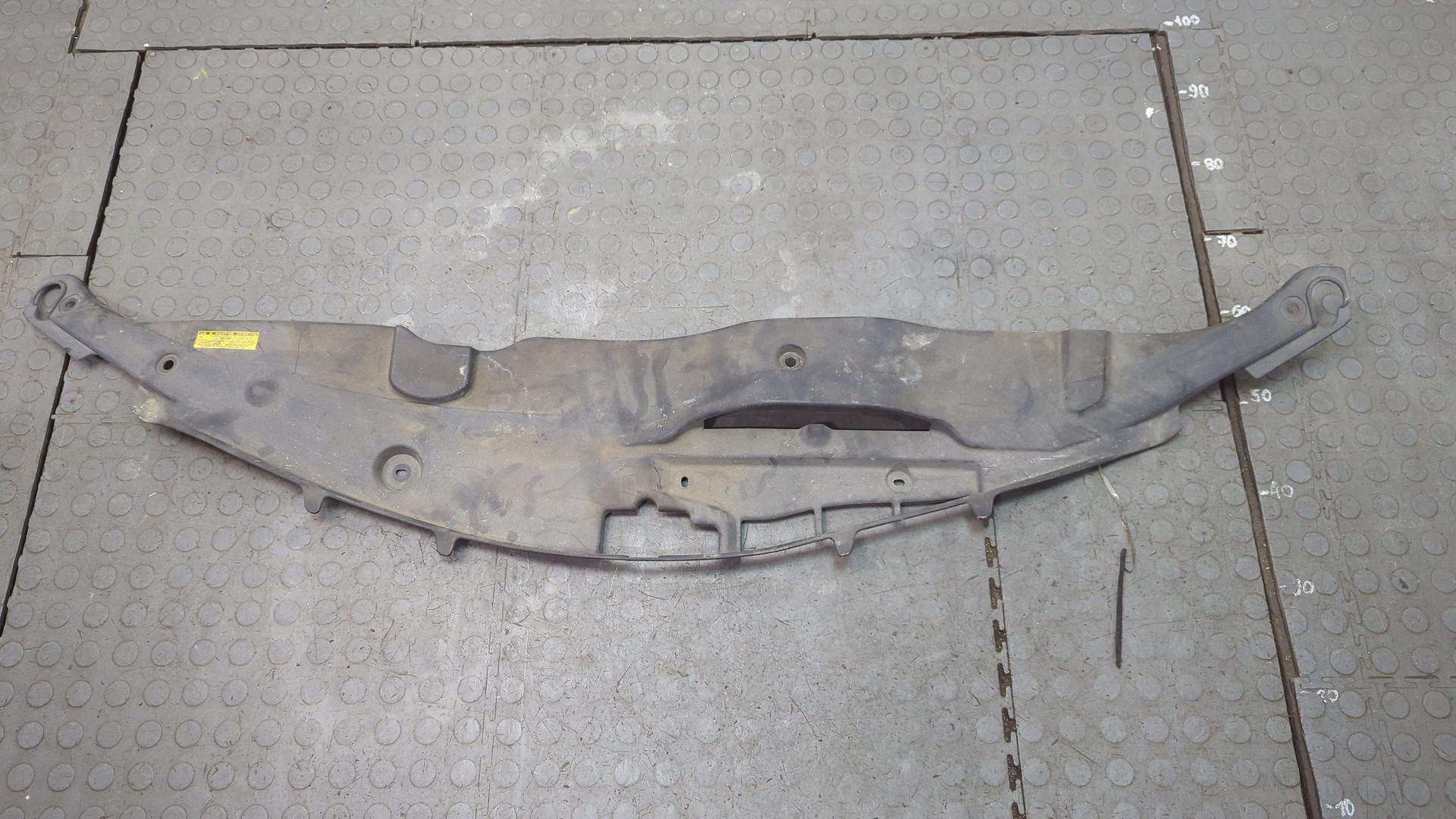 Кожух замка капота