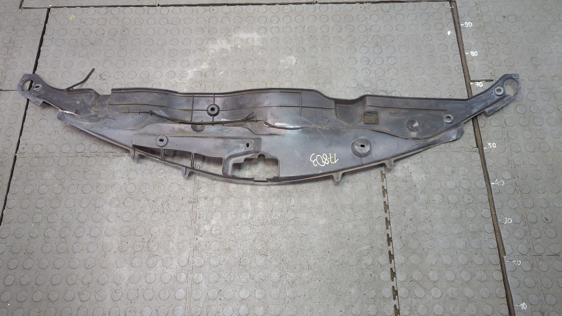 Кожух замка капота