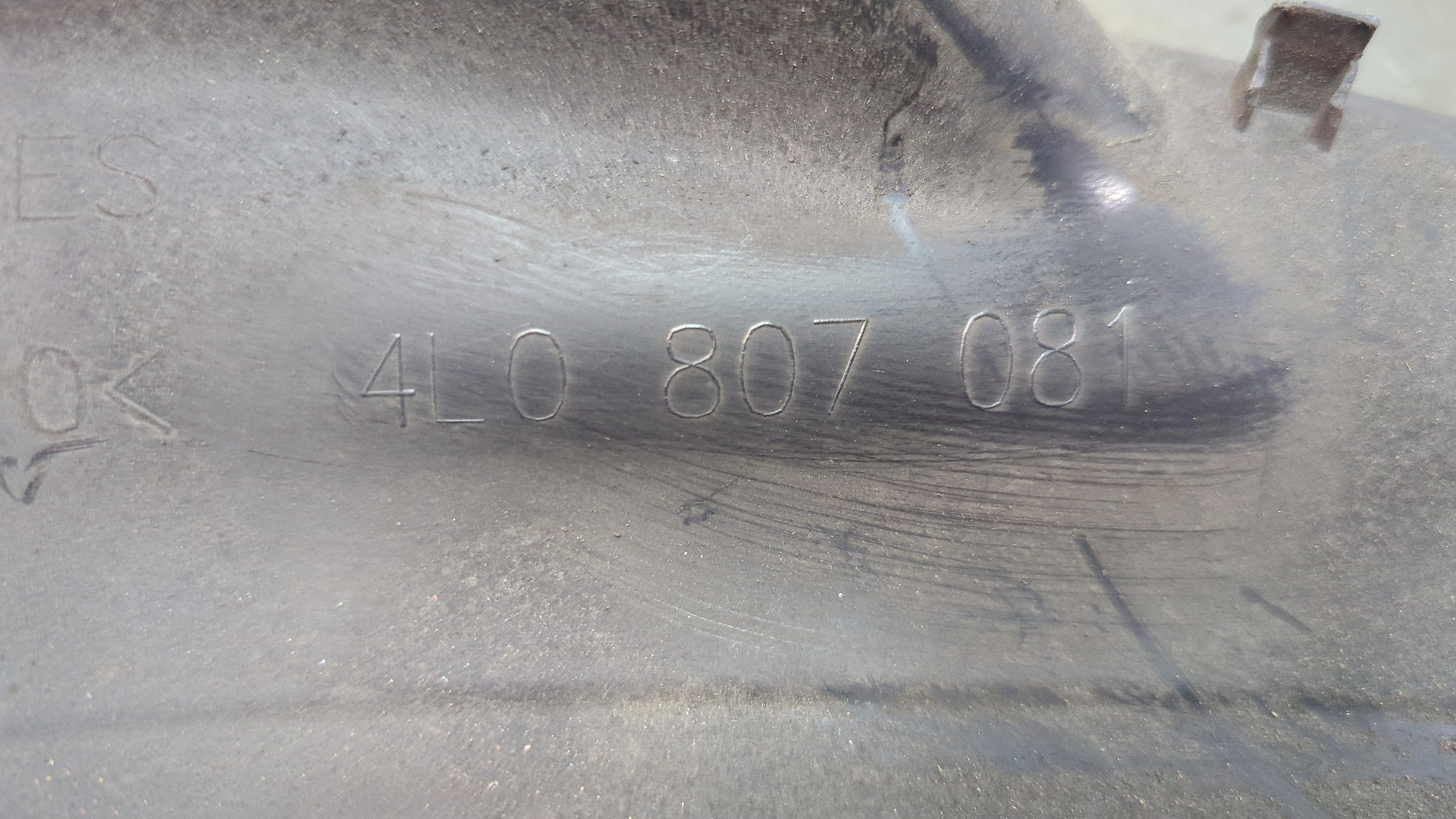 Кожух замка капота