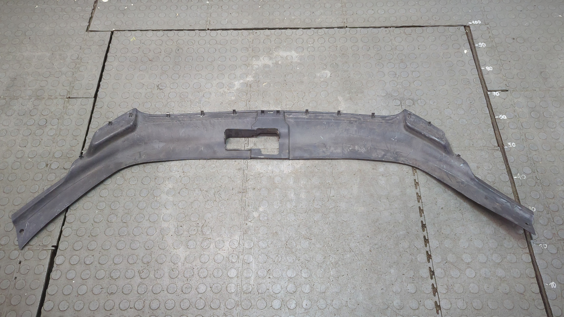 Кожух замка капота