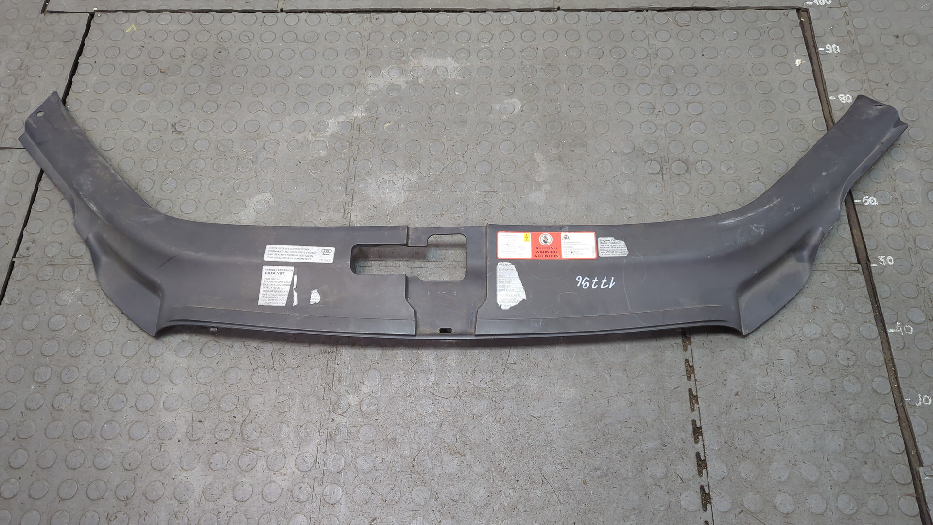 Кожух замка капота