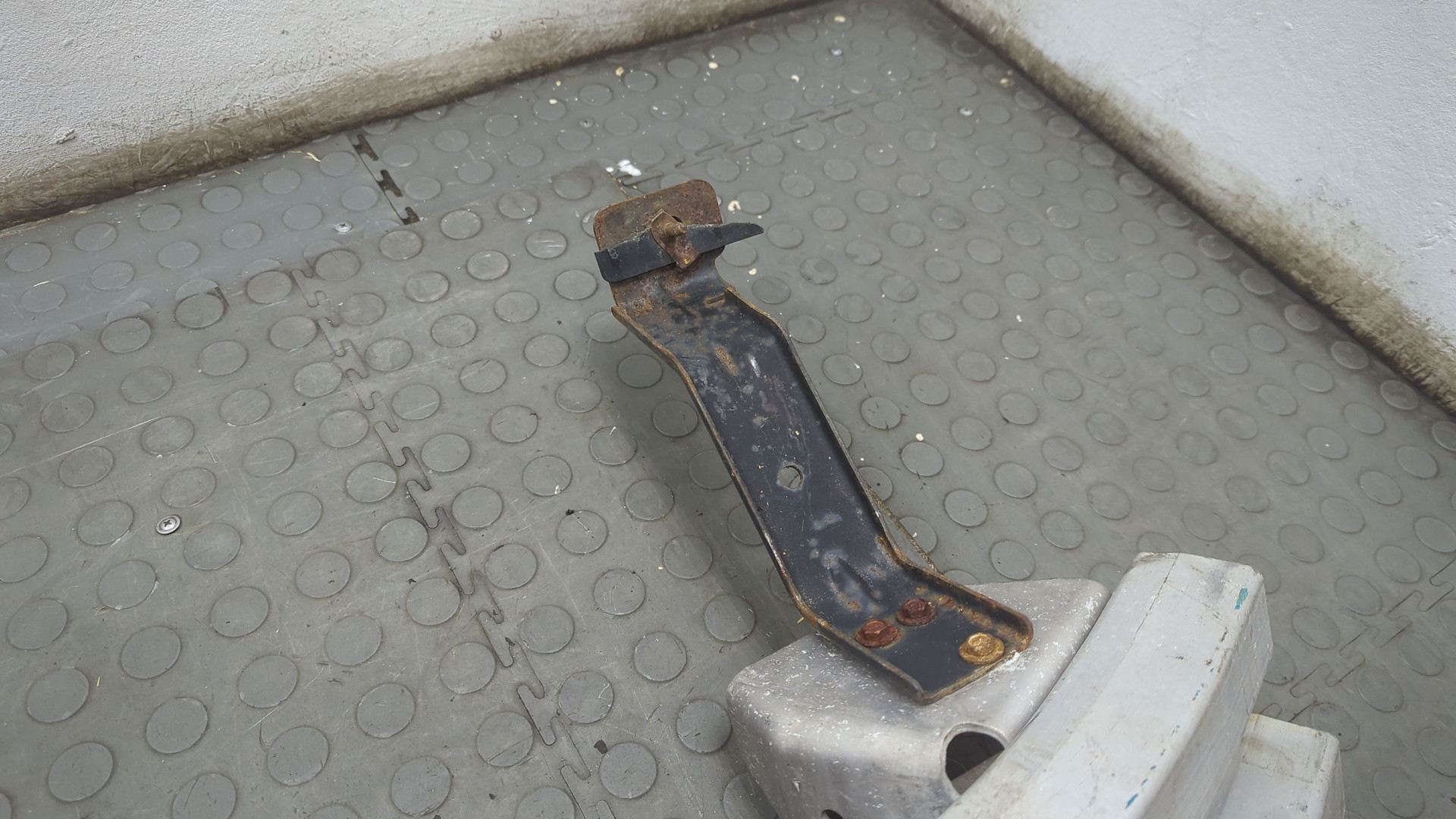 Усилитель переднего бампера