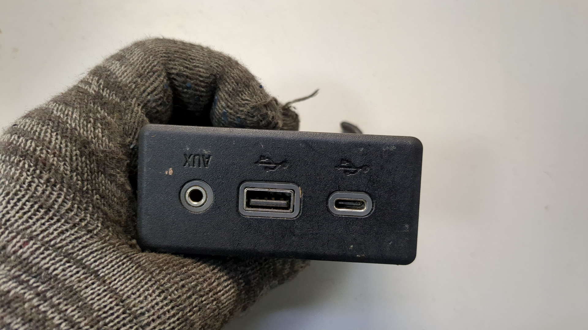 Гнездо AUX / USB IN