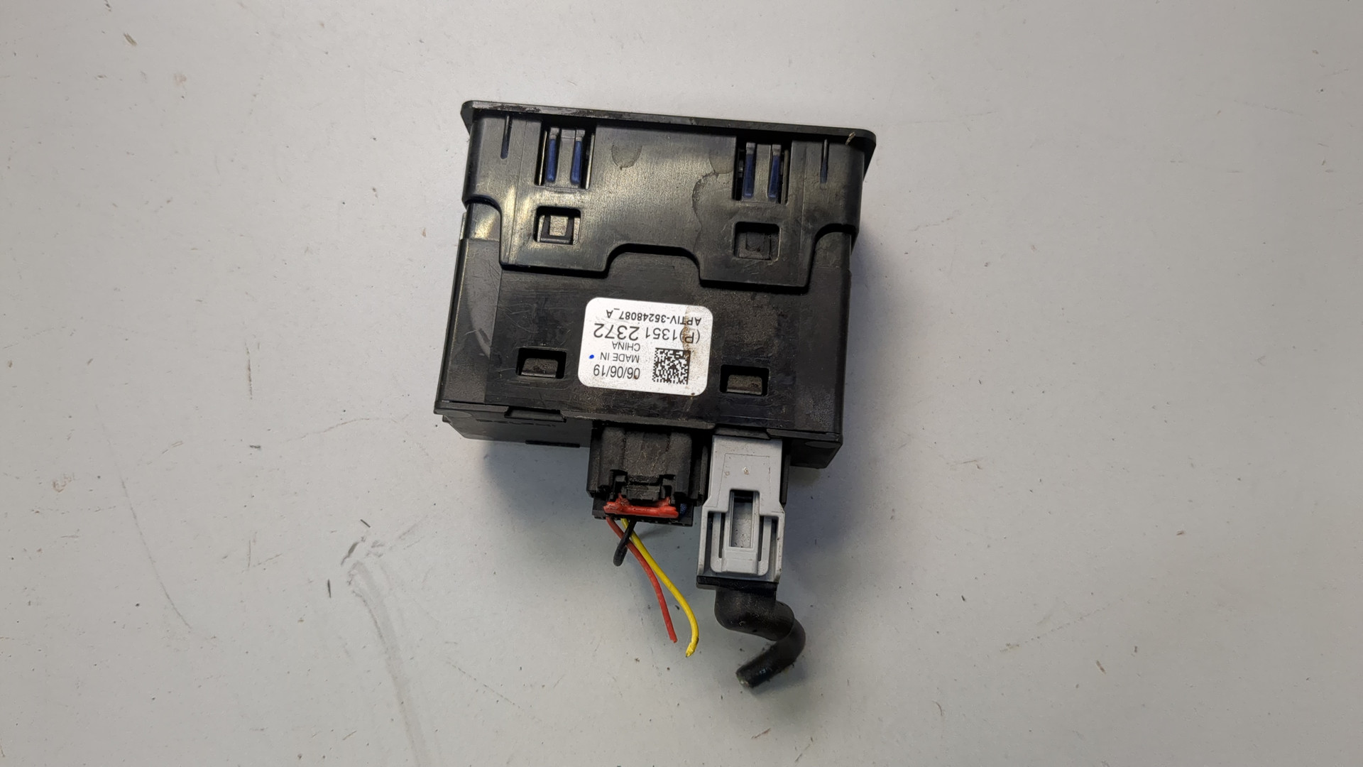 Гнездо AUX / USB IN