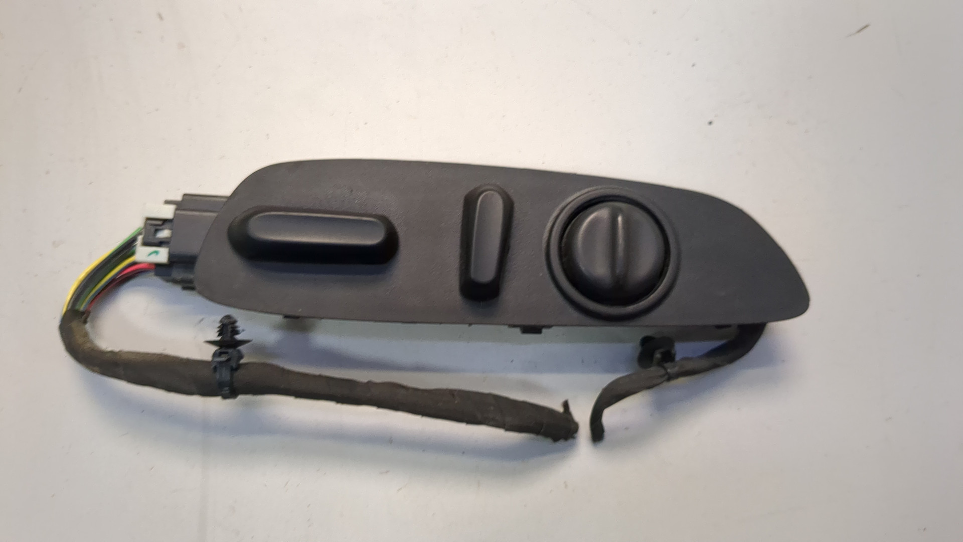 Кнопка регулировки сидения