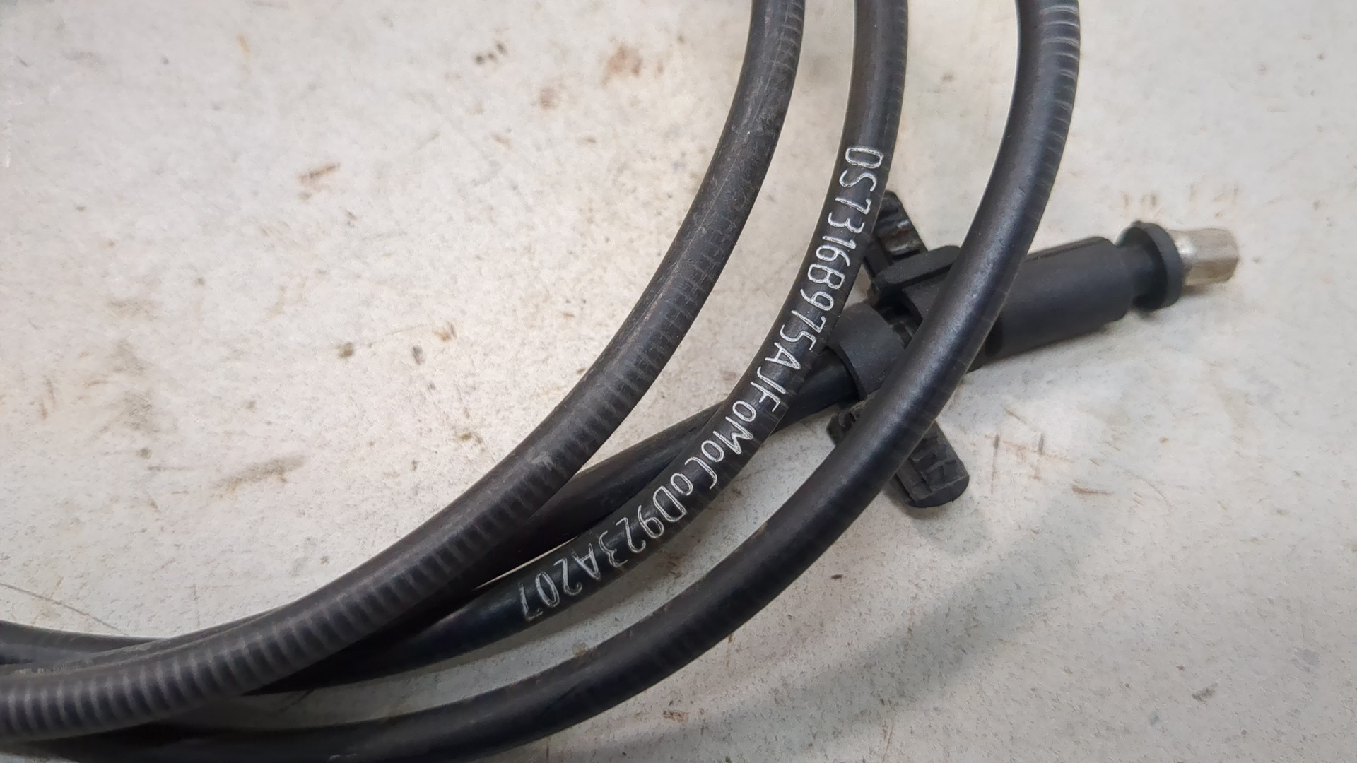 Трос открывания капота