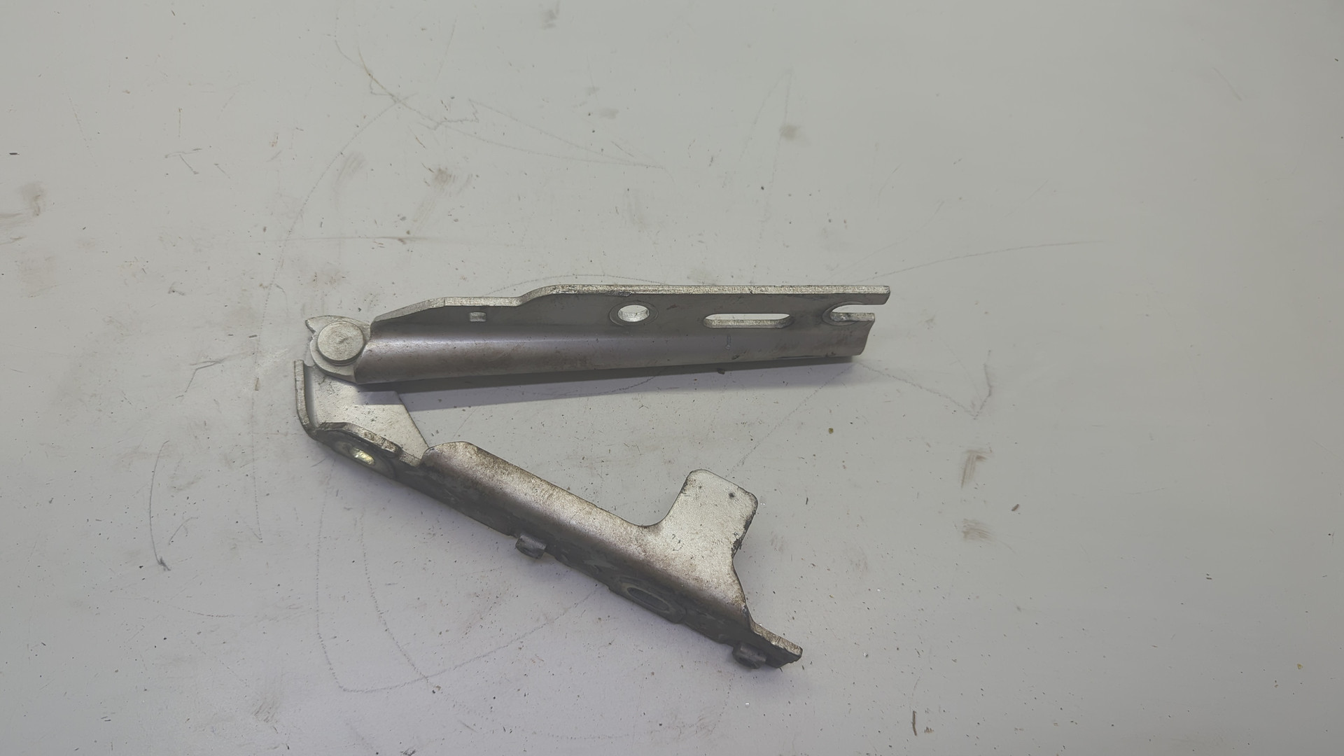 Петля капота левая