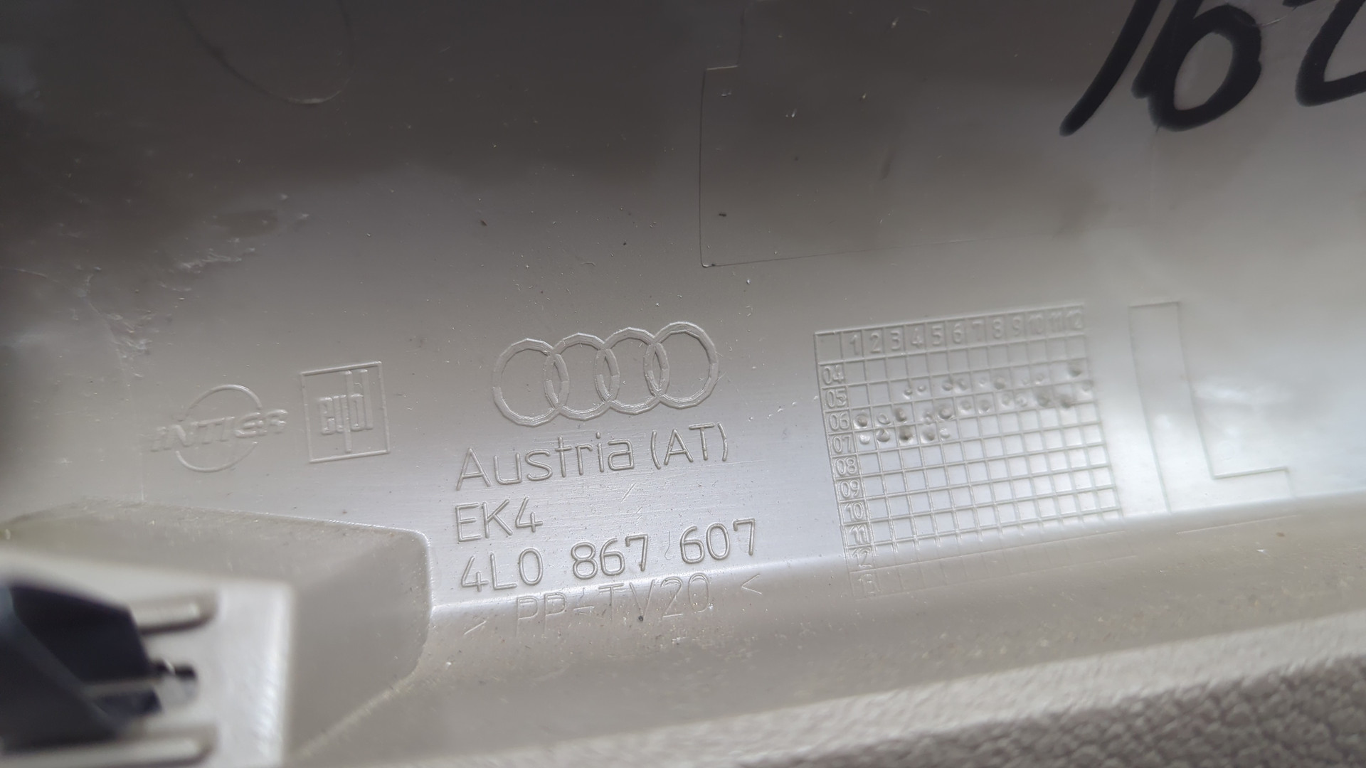 Обшивка крышки багажника