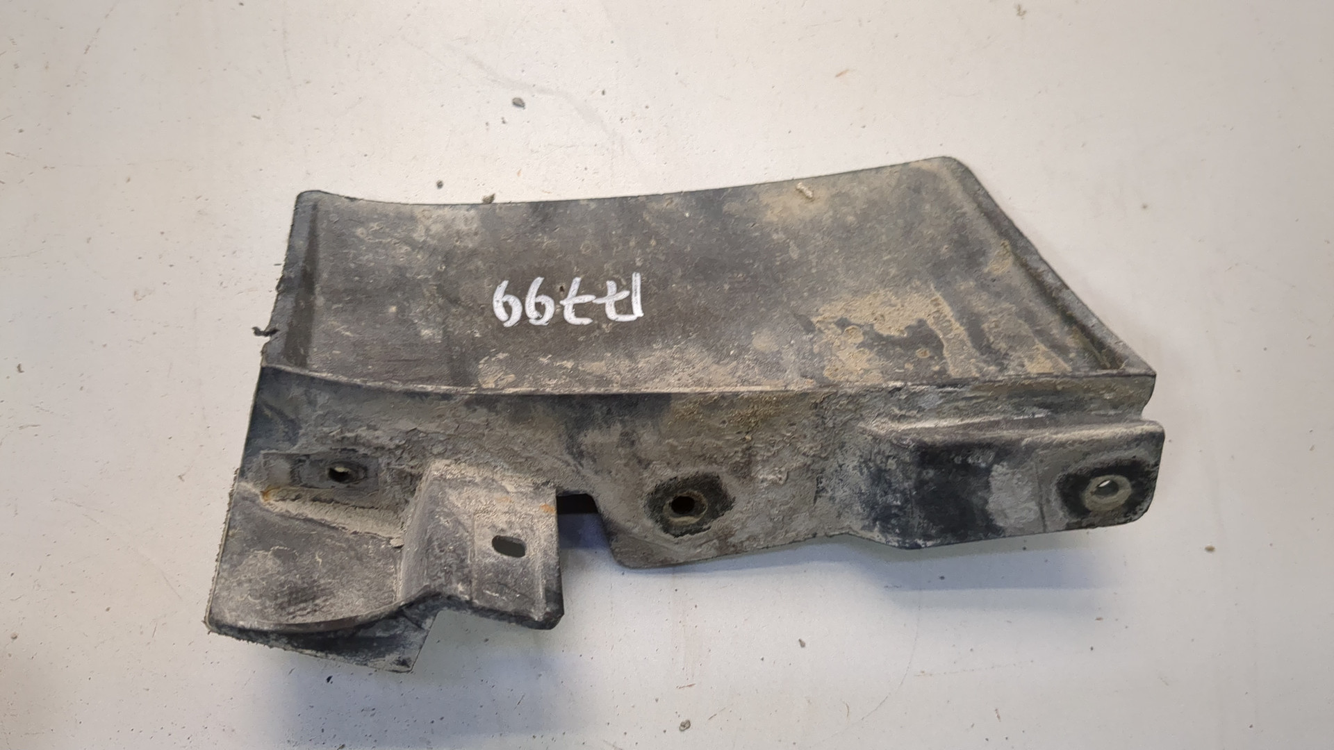 Брызговик передний левый