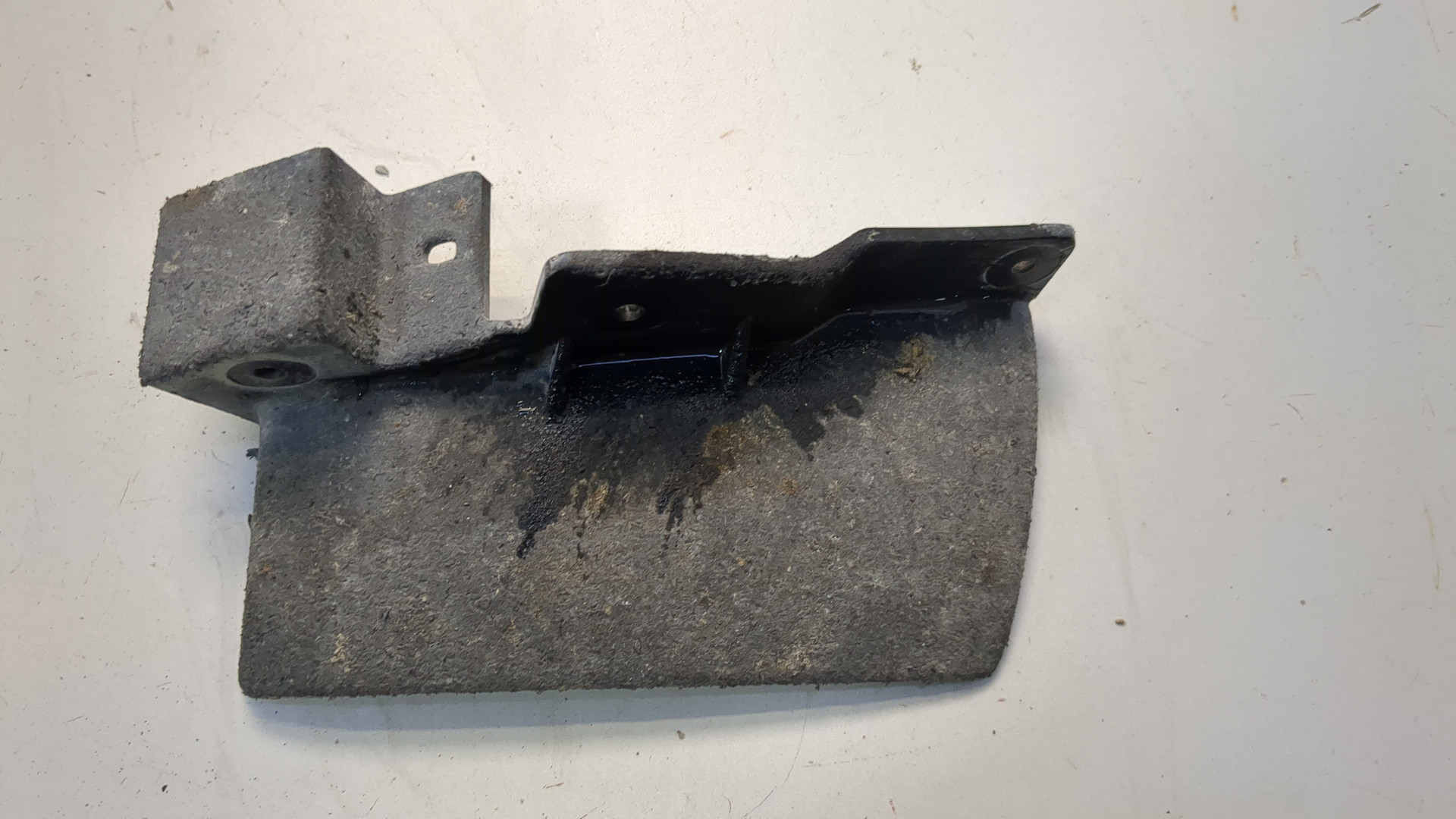 Брызговик передний левый