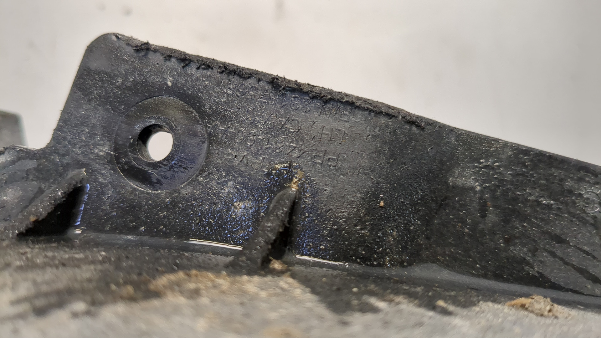 Брызговик передний левый