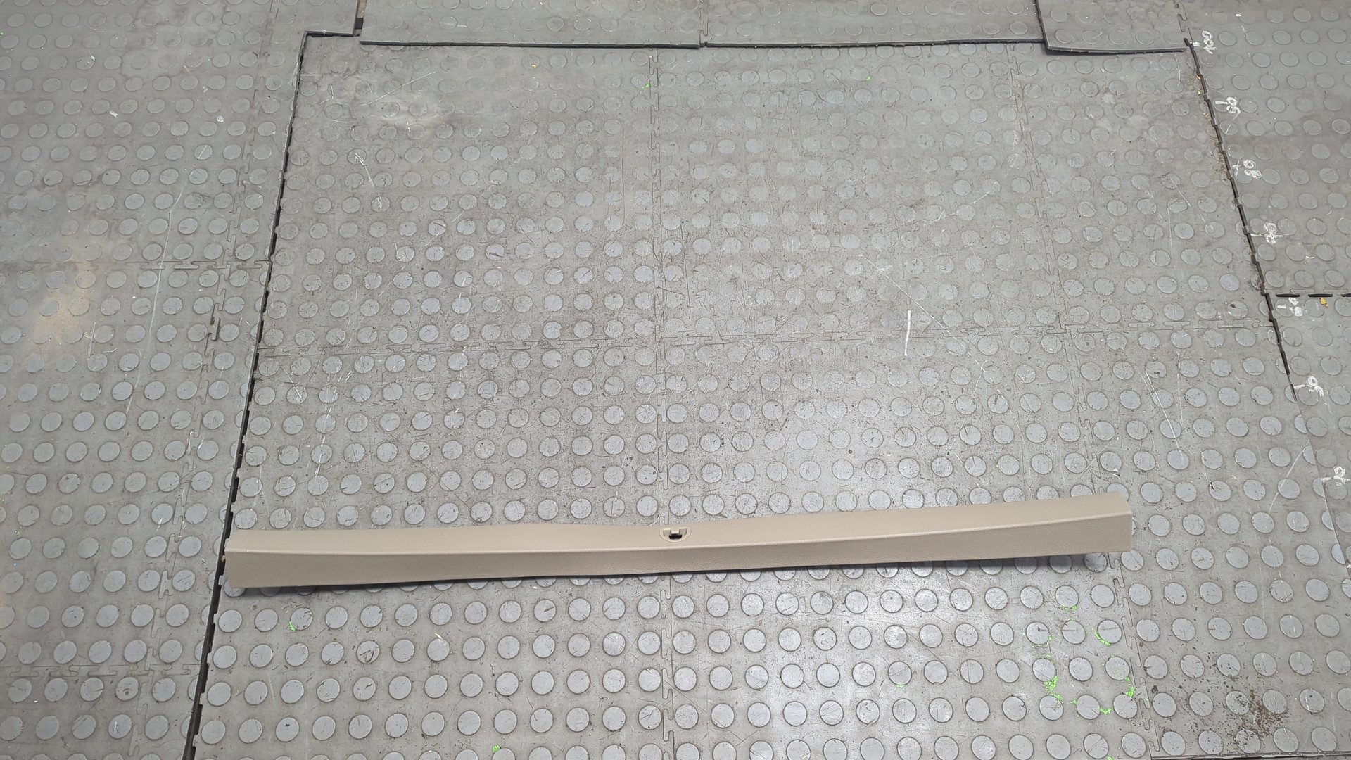 Обшивка крышки багажника