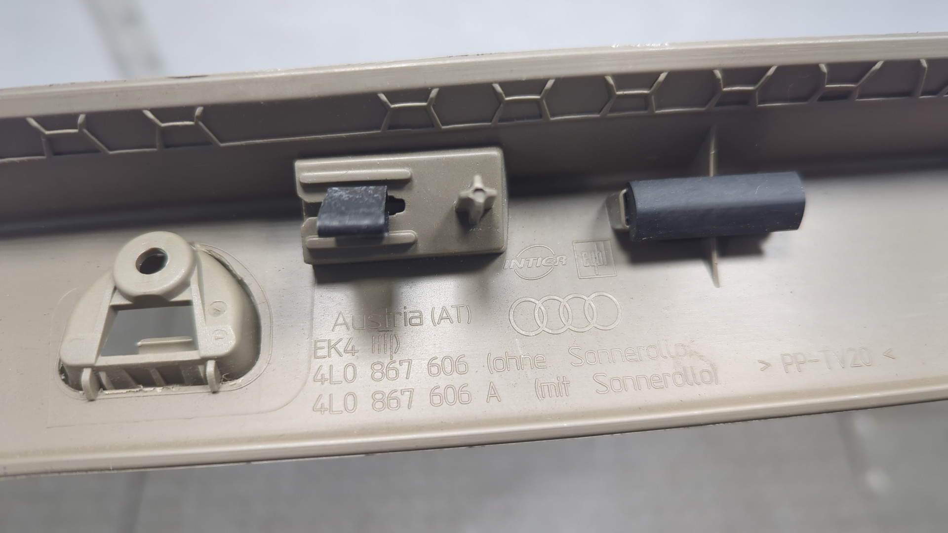 Обшивка крышки багажника