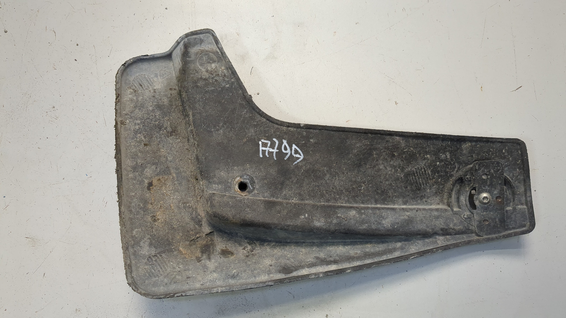 Брызговик задний левый