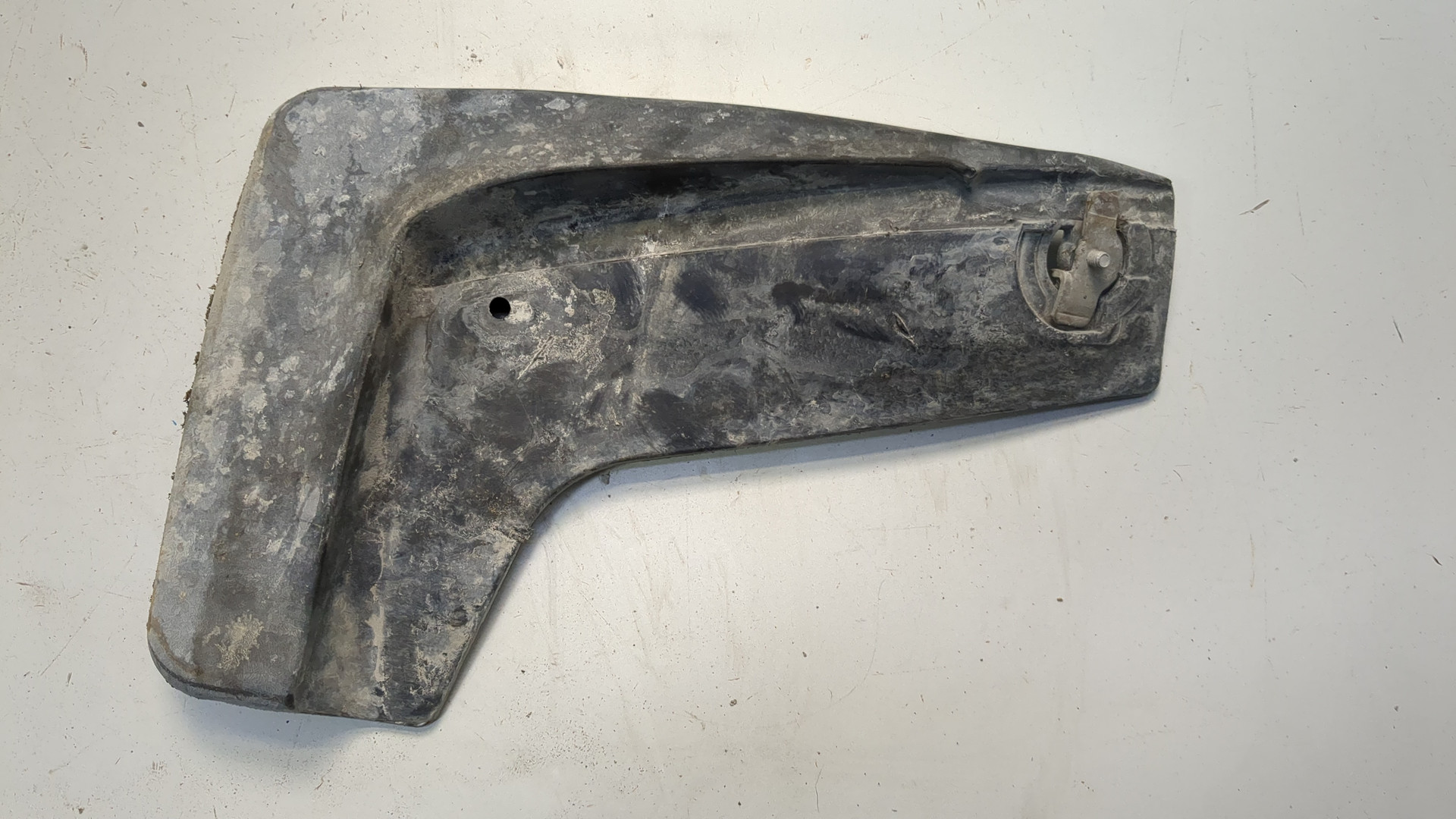 Брызговик задний левый