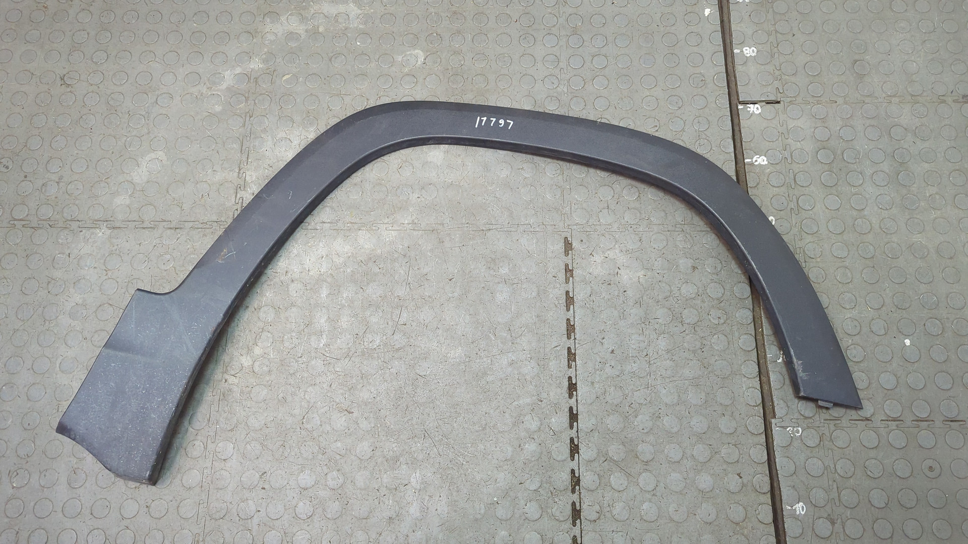 Накладка переднего крыла правого