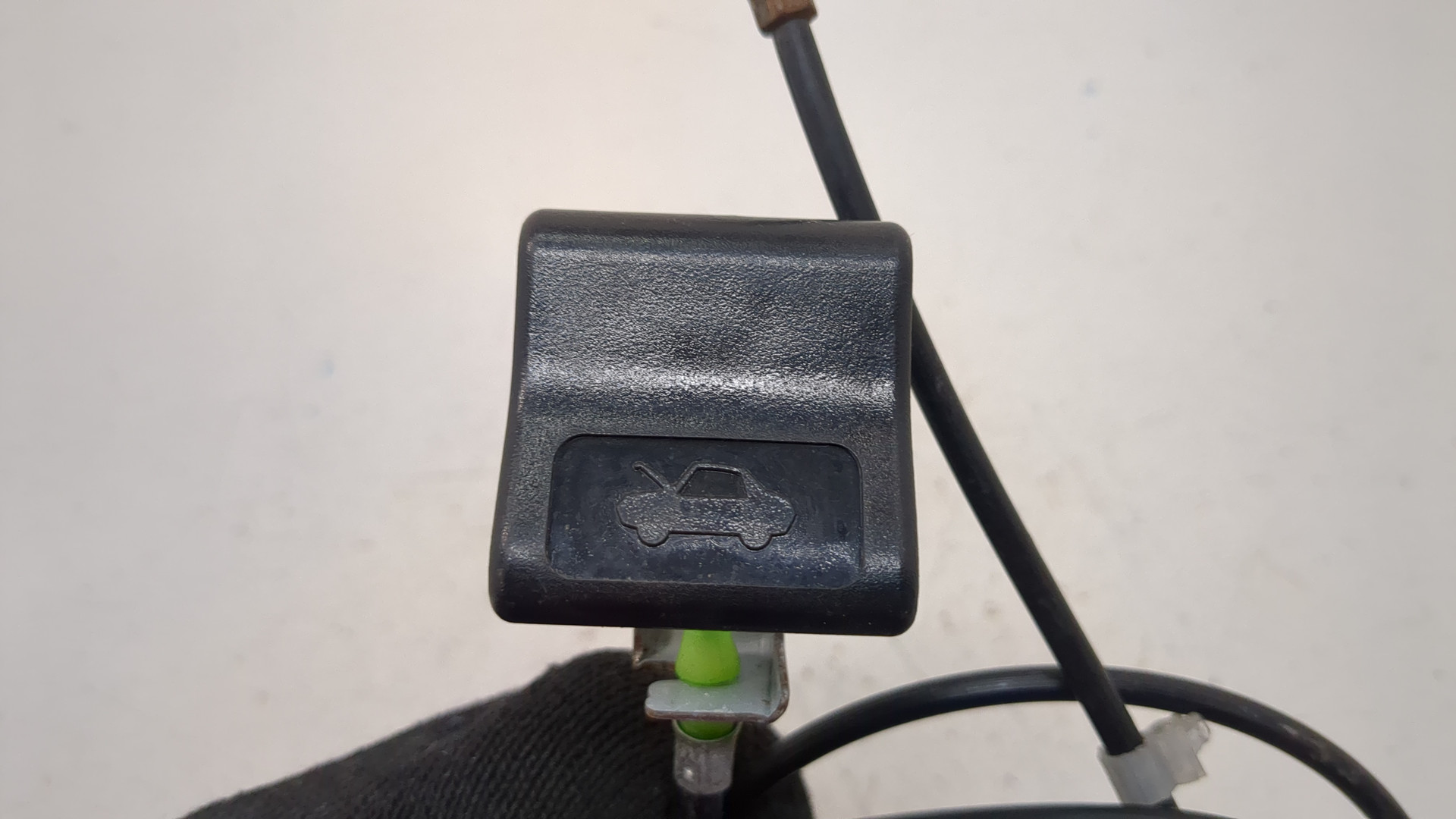 Трос открывания капота