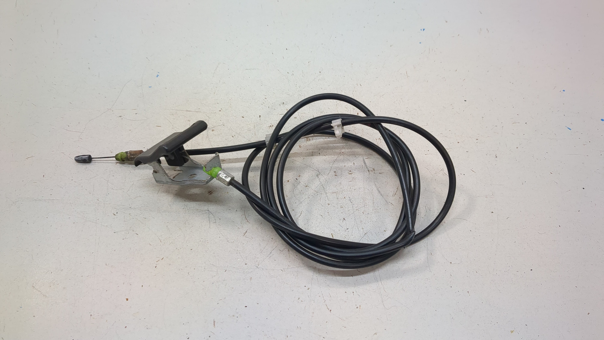 Трос открывания капота