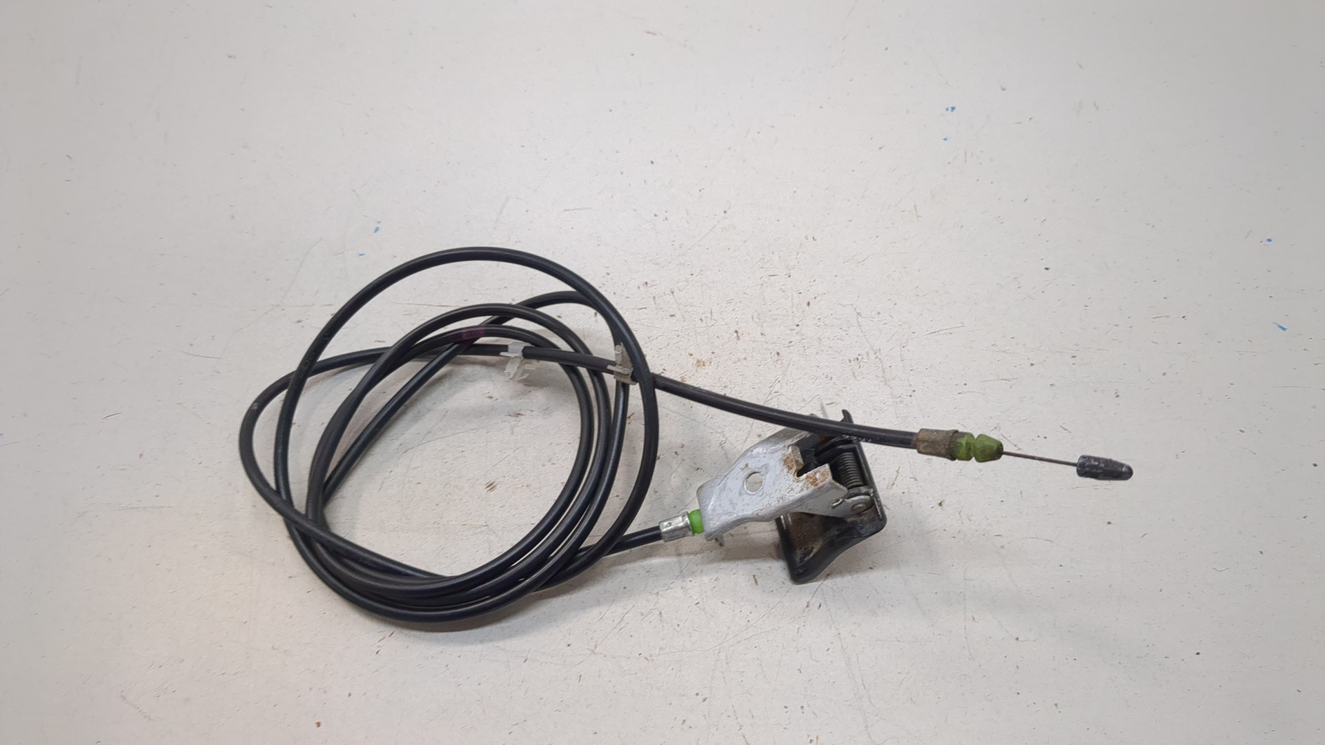 Трос открывания капота