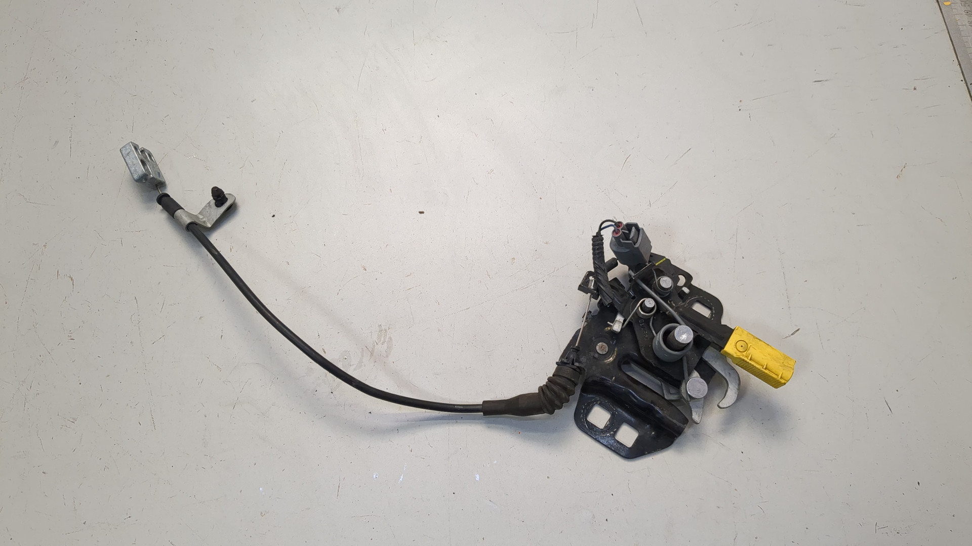 Замок капота