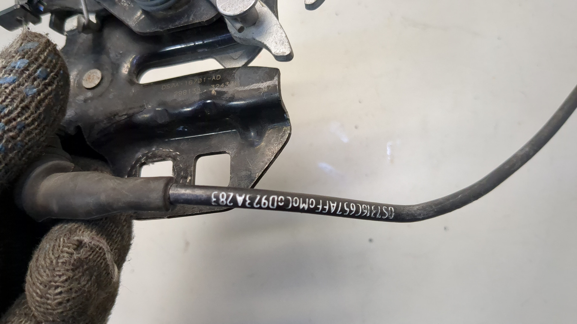 Замок капота