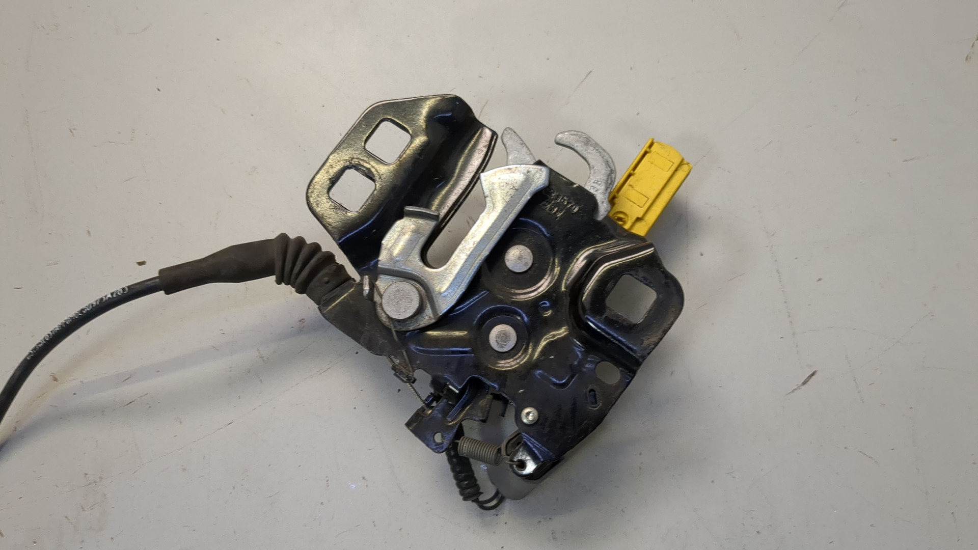 Замок капота