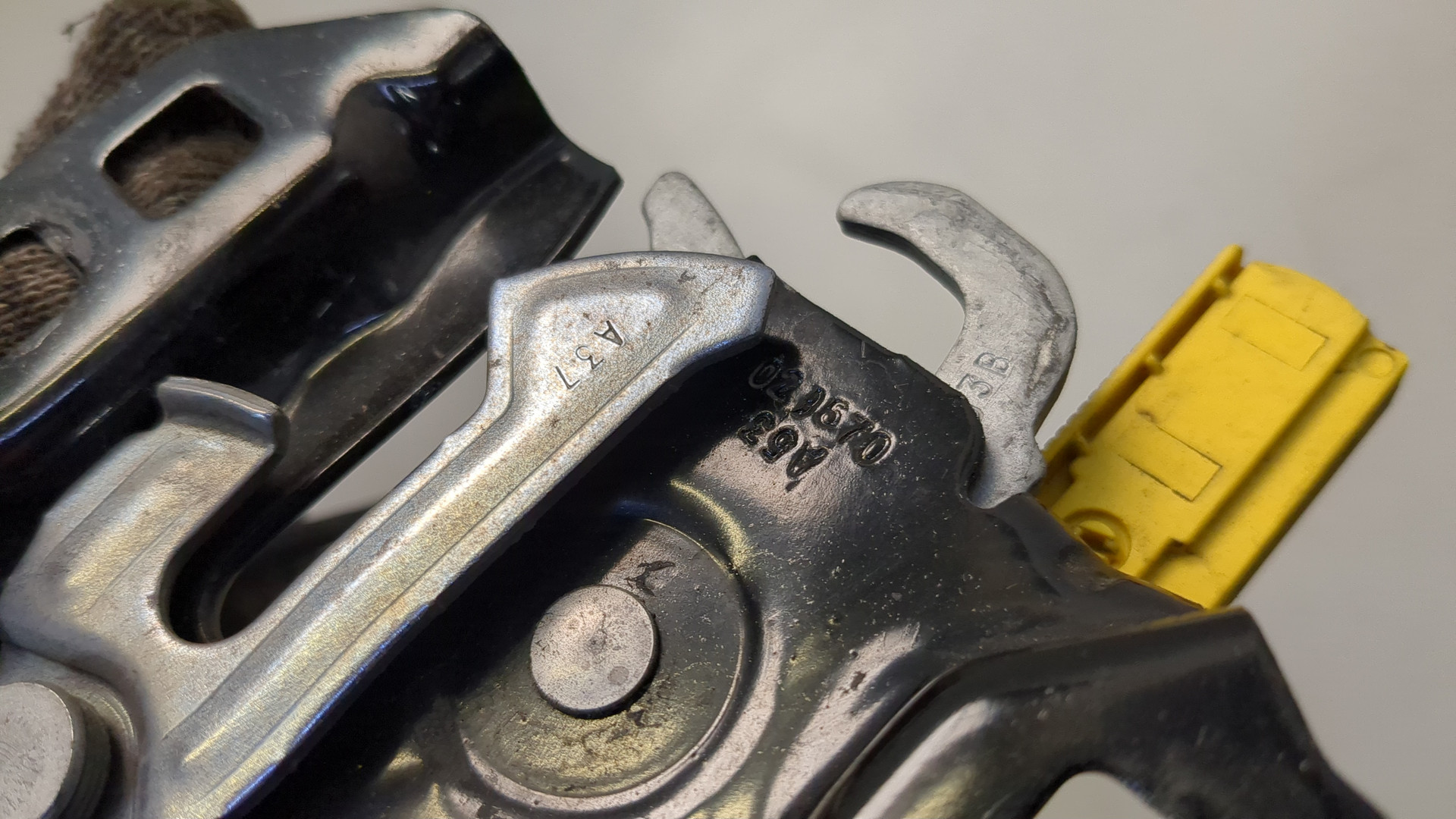 Замок капота