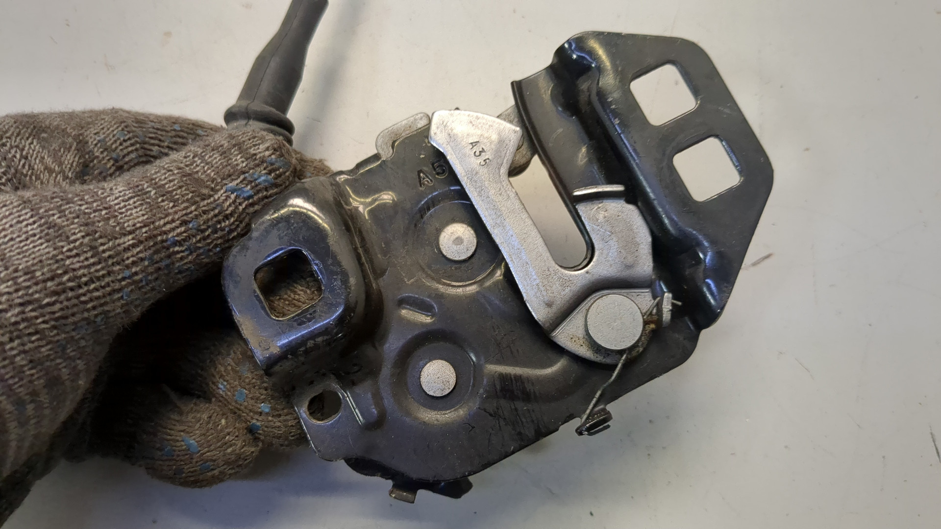 Замок капота