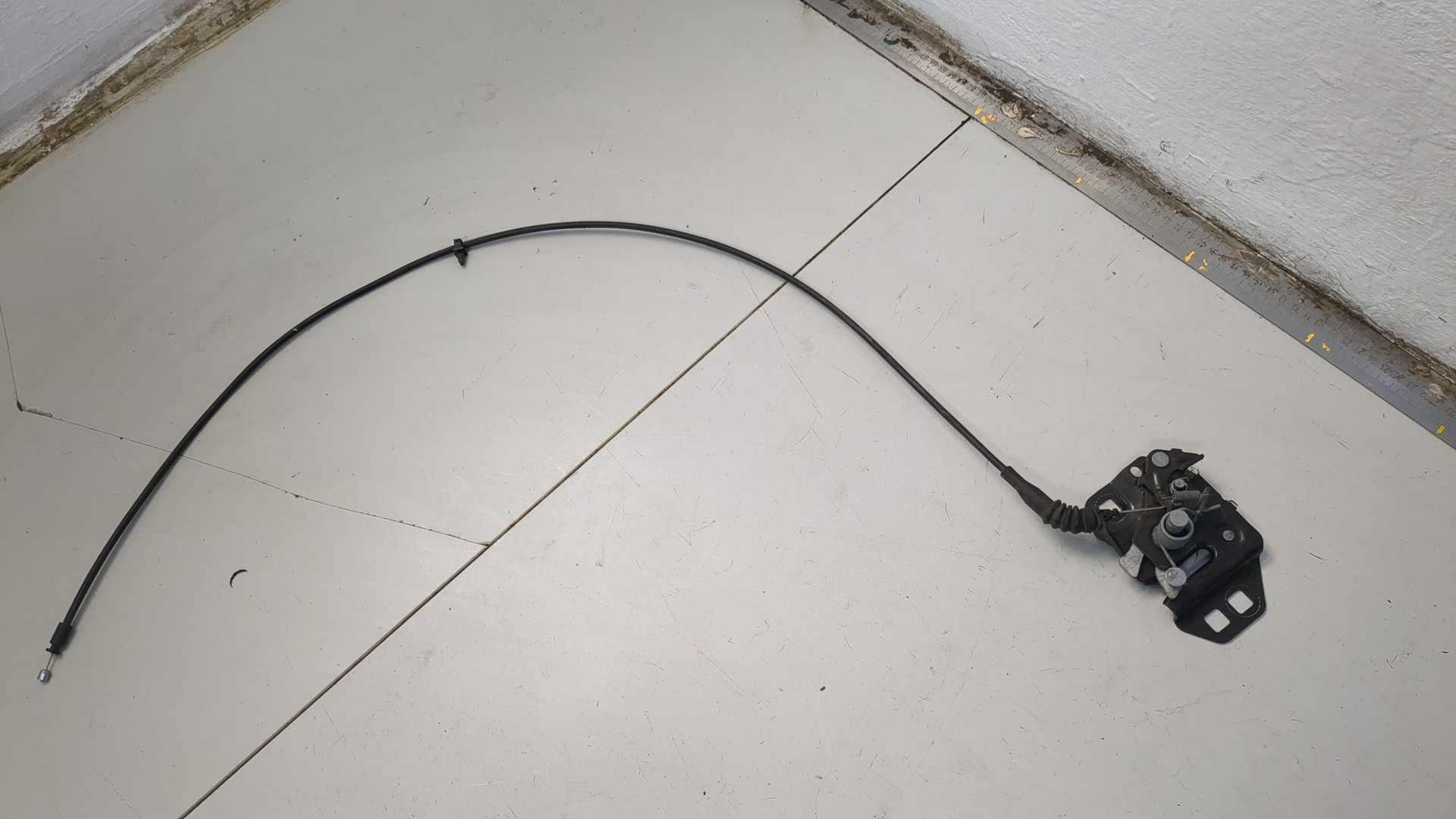 Замок капота