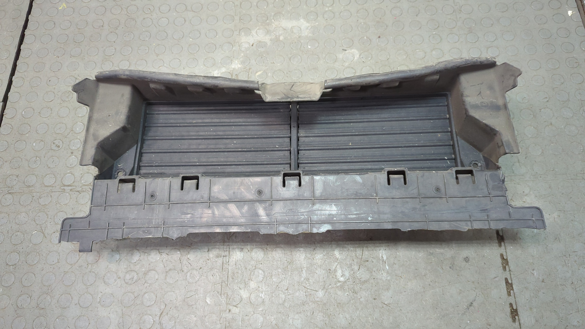 Жалюзи (воздуховод) бампера переднего