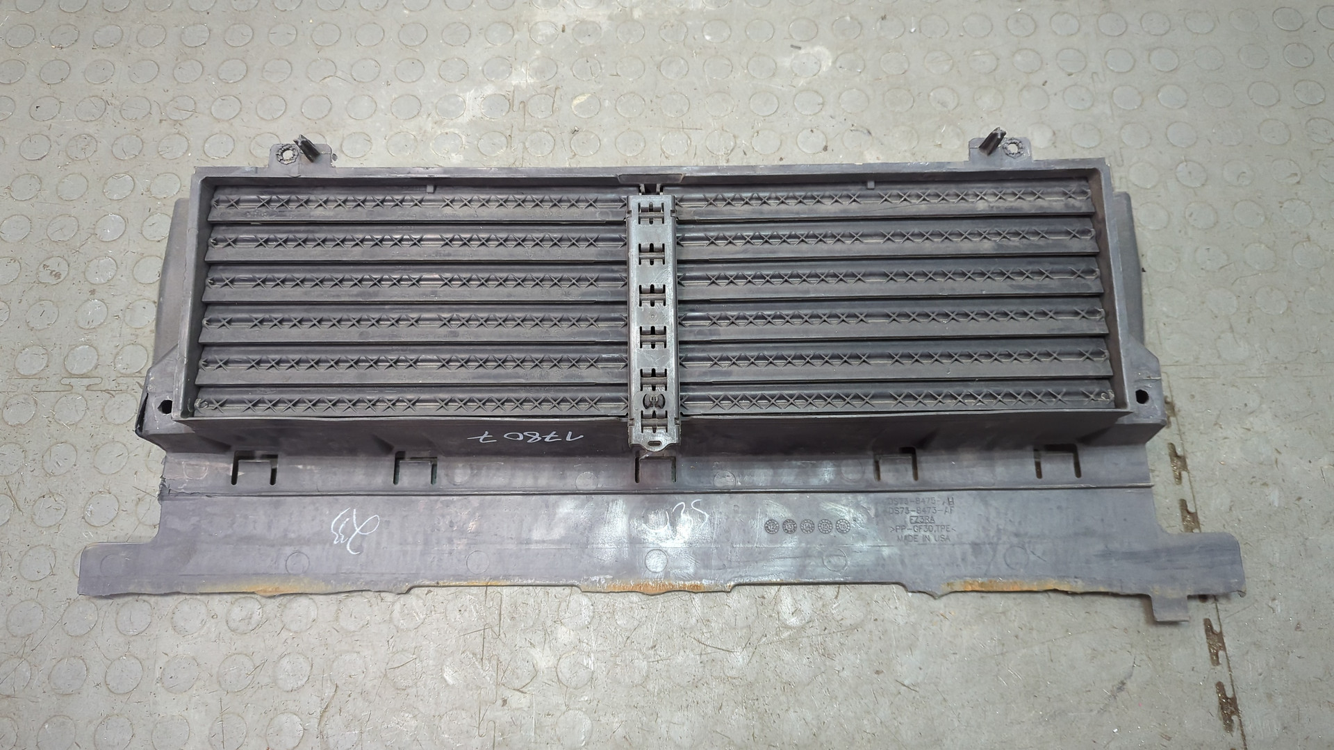 Жалюзи (воздуховод) бампера переднего