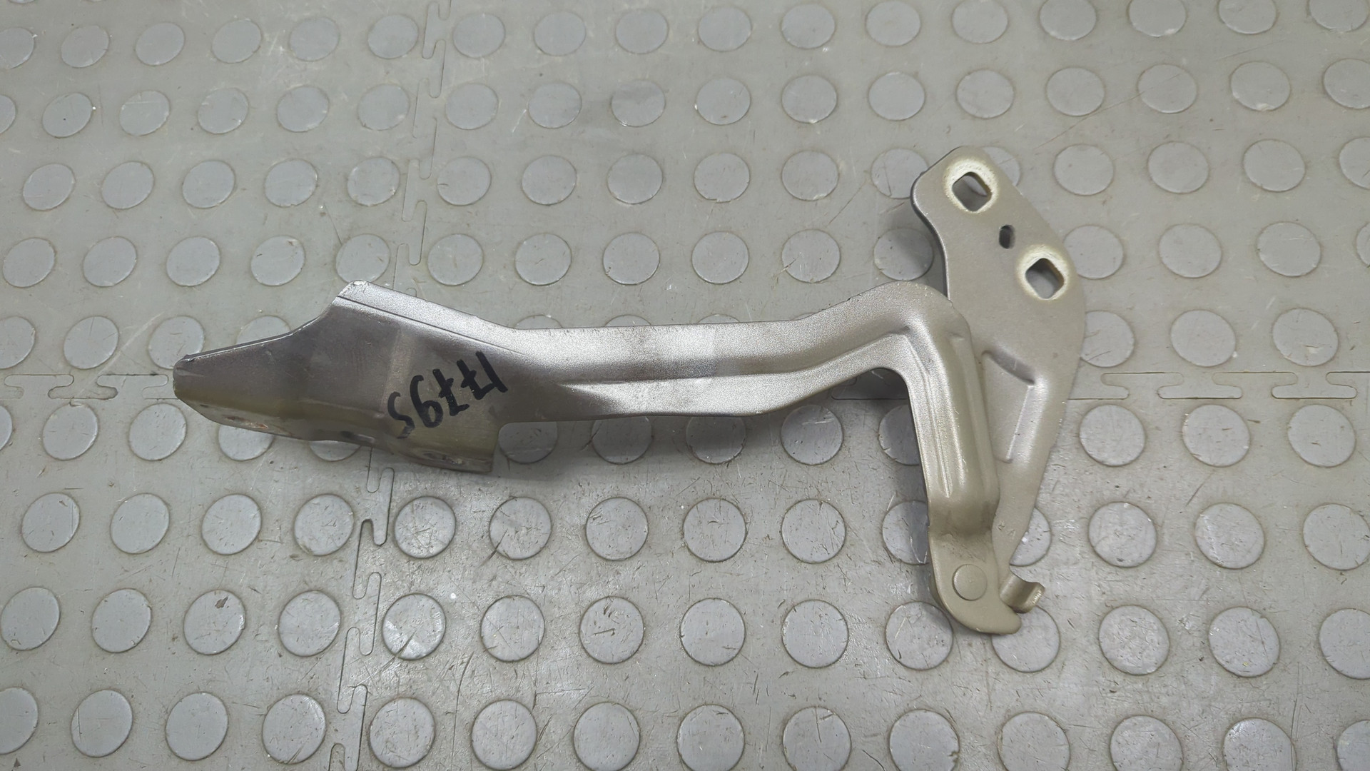 Петля капота правая