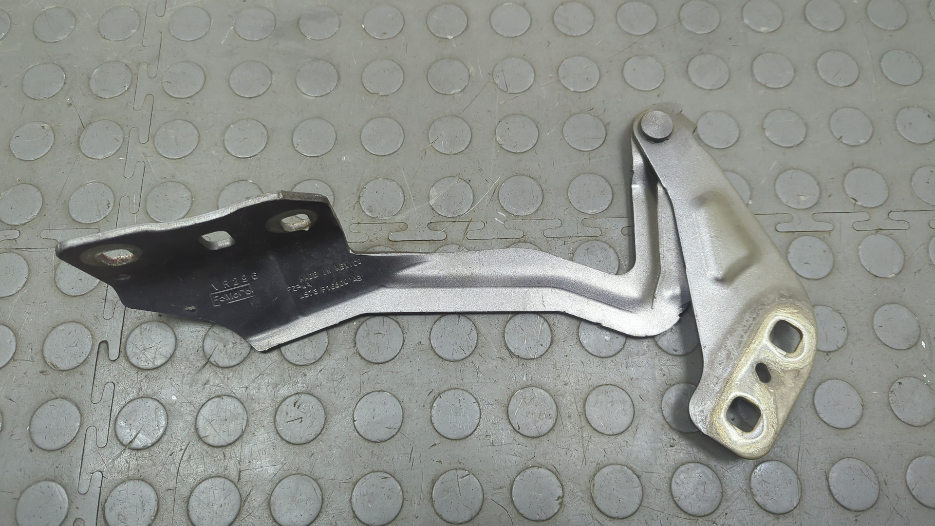 Петля капота правая