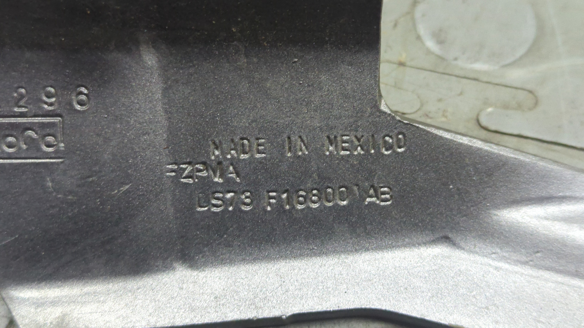 Петля капота правая