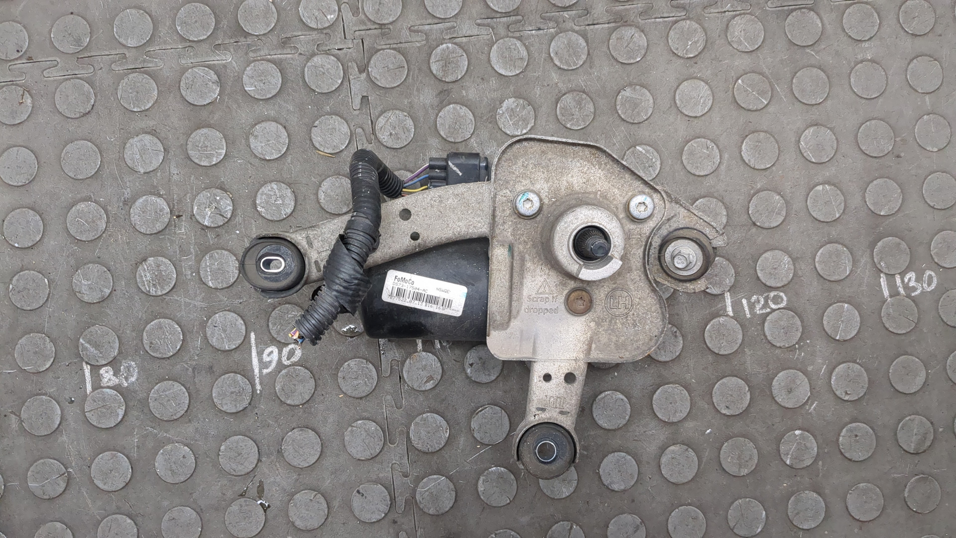 Моторчик стеклоочистителя передний