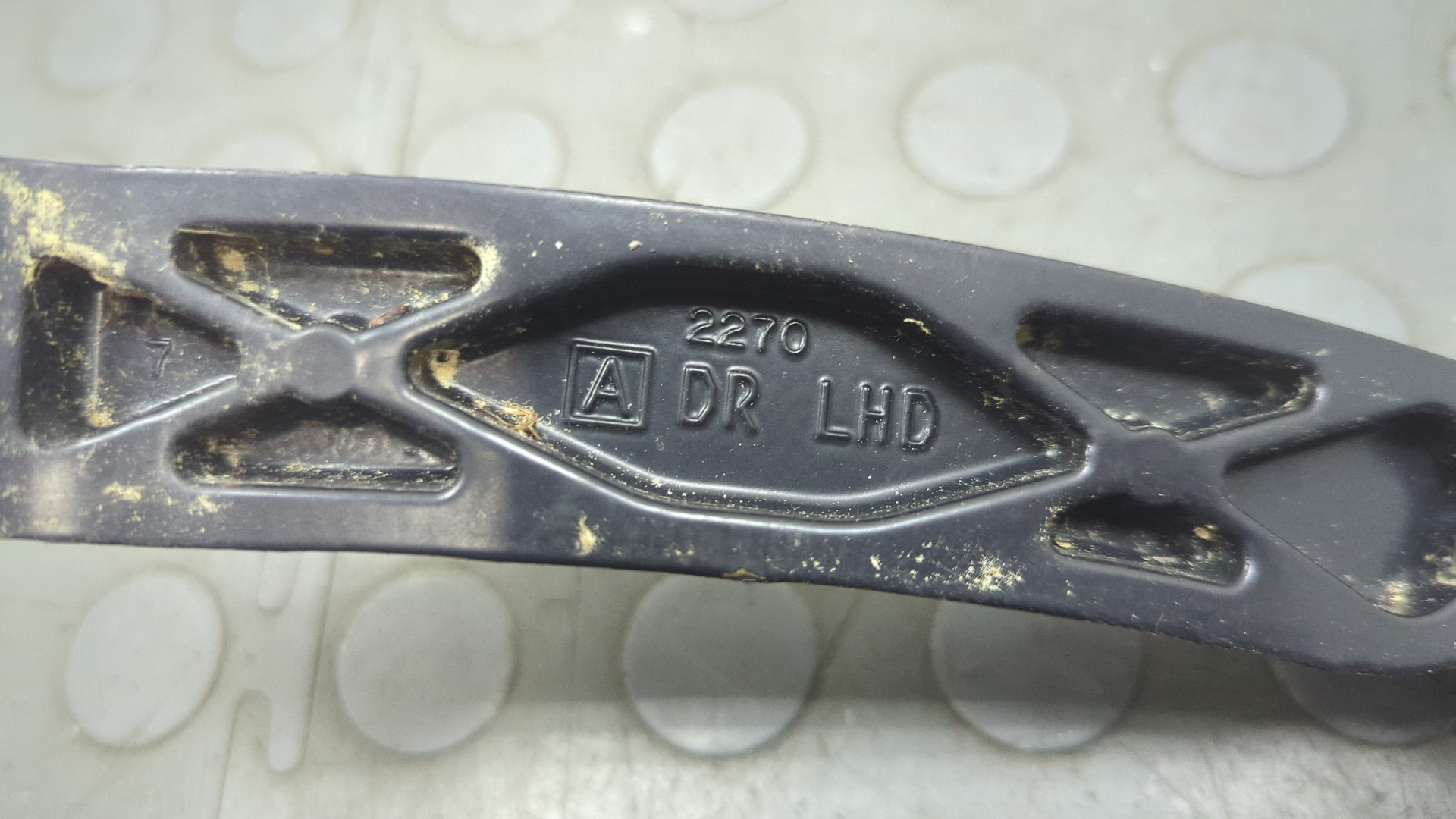 Поводок стеклоочистителя передний левый