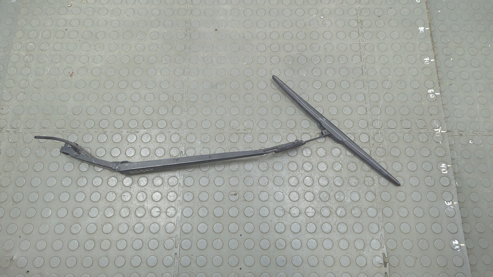 Поводок стеклоочистителя передний правый