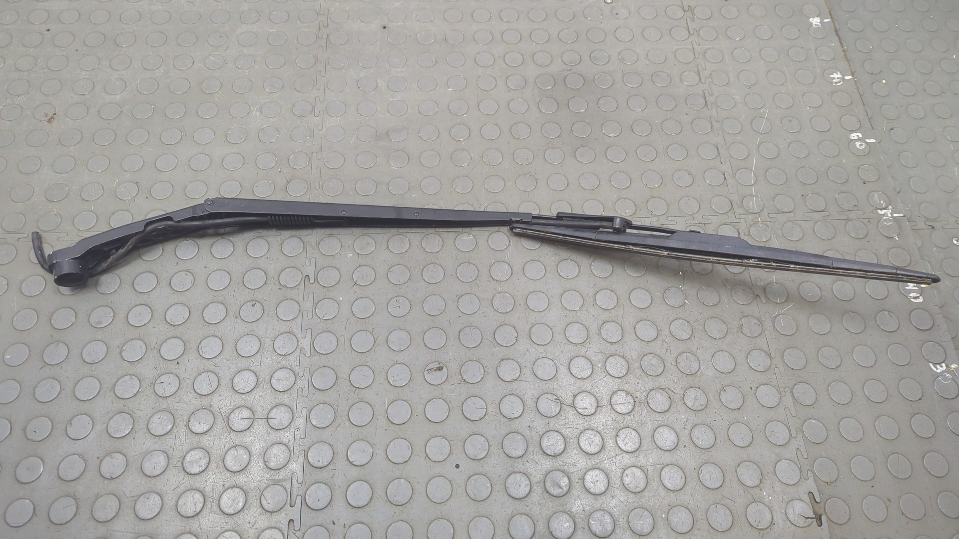 Поводок стеклоочистителя передний правый