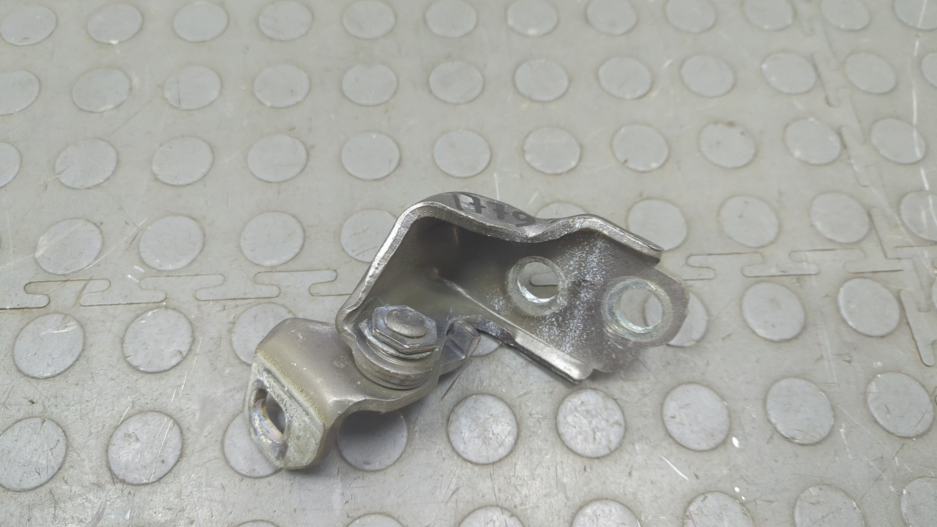 Петля двери