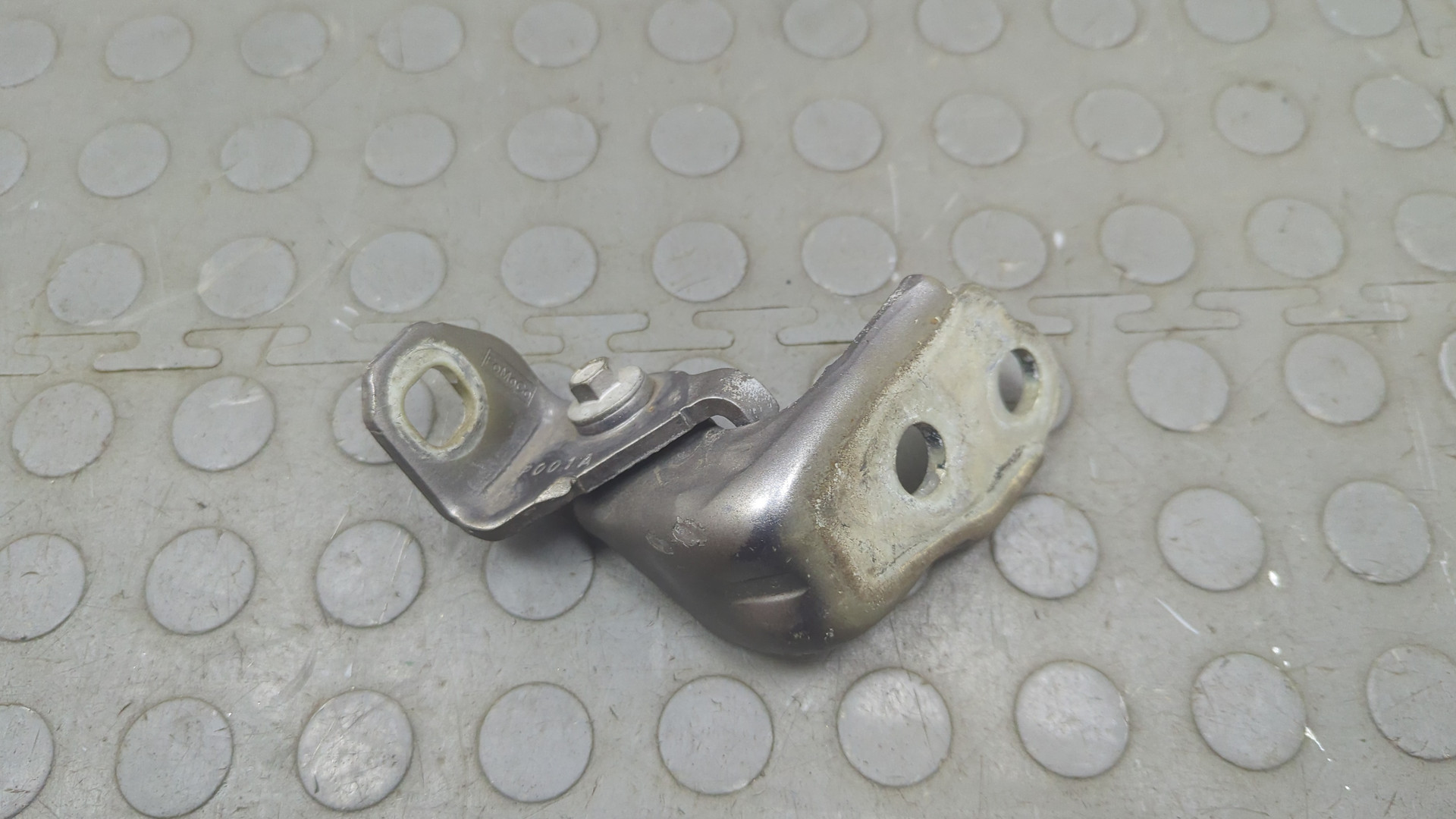 Петля двери