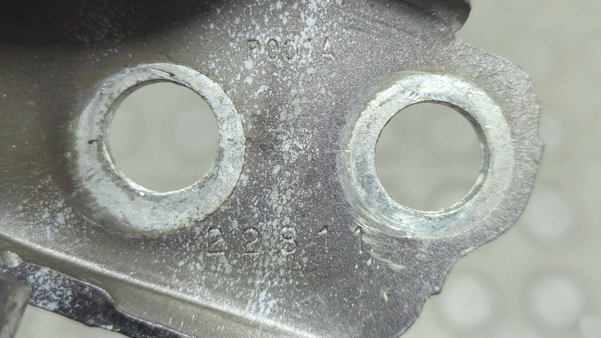 Петля двери