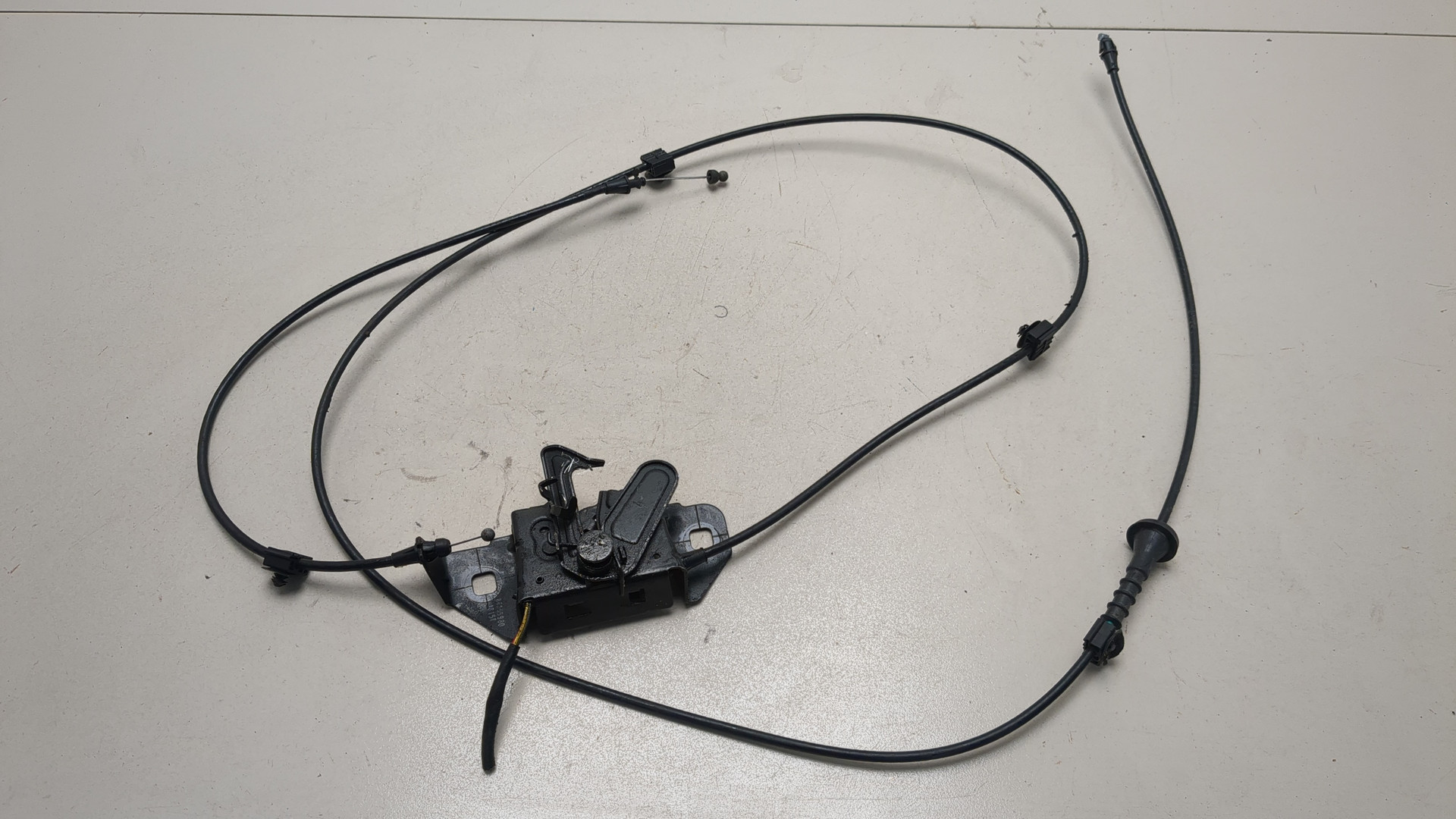 Замок капота