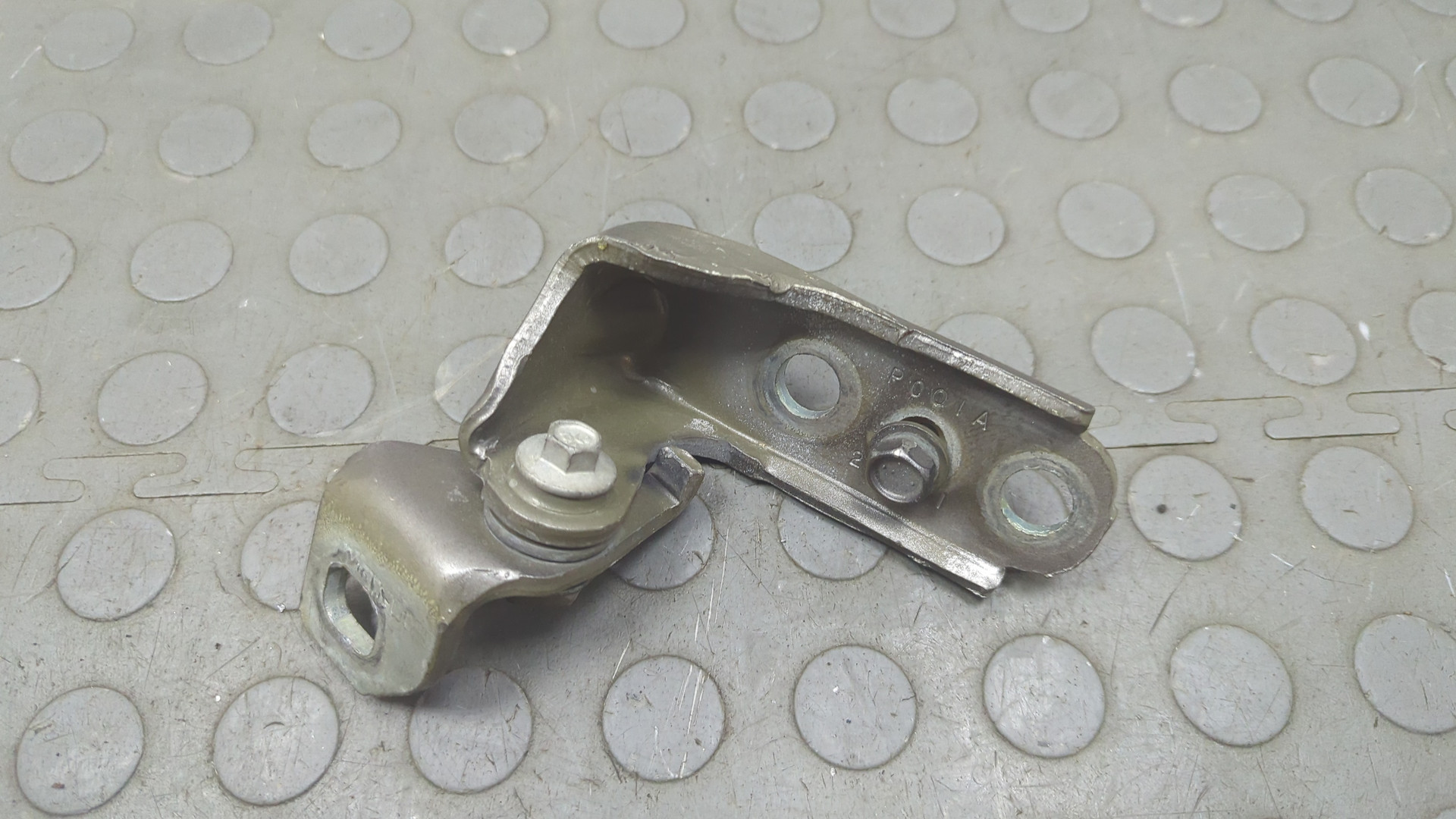 Петля двери