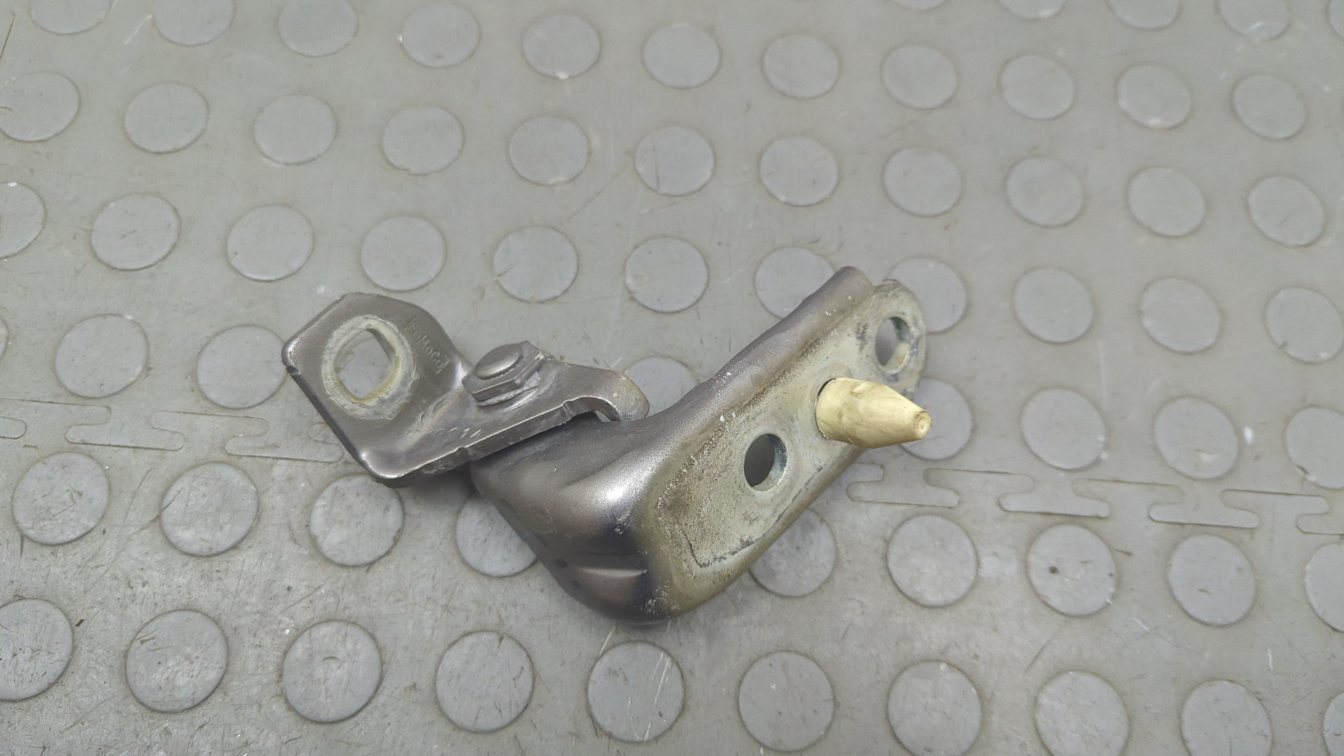 Петля двери